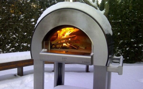 ALFA 5 Minuti pizza oven retains heat even in the snow