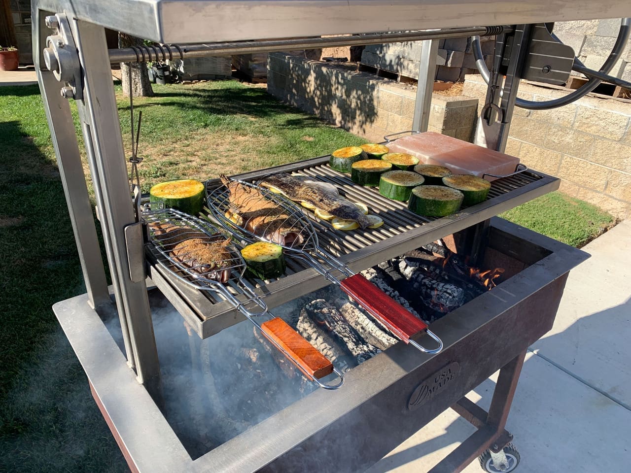 Gaucho-Grill-Cooking-Fish-in-baskets__59504.1660177724.1280.1280